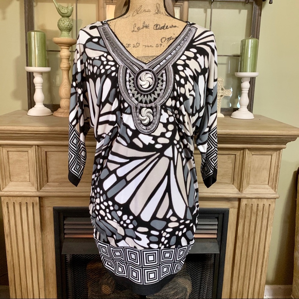 Ladies dolman sleeved tunic top